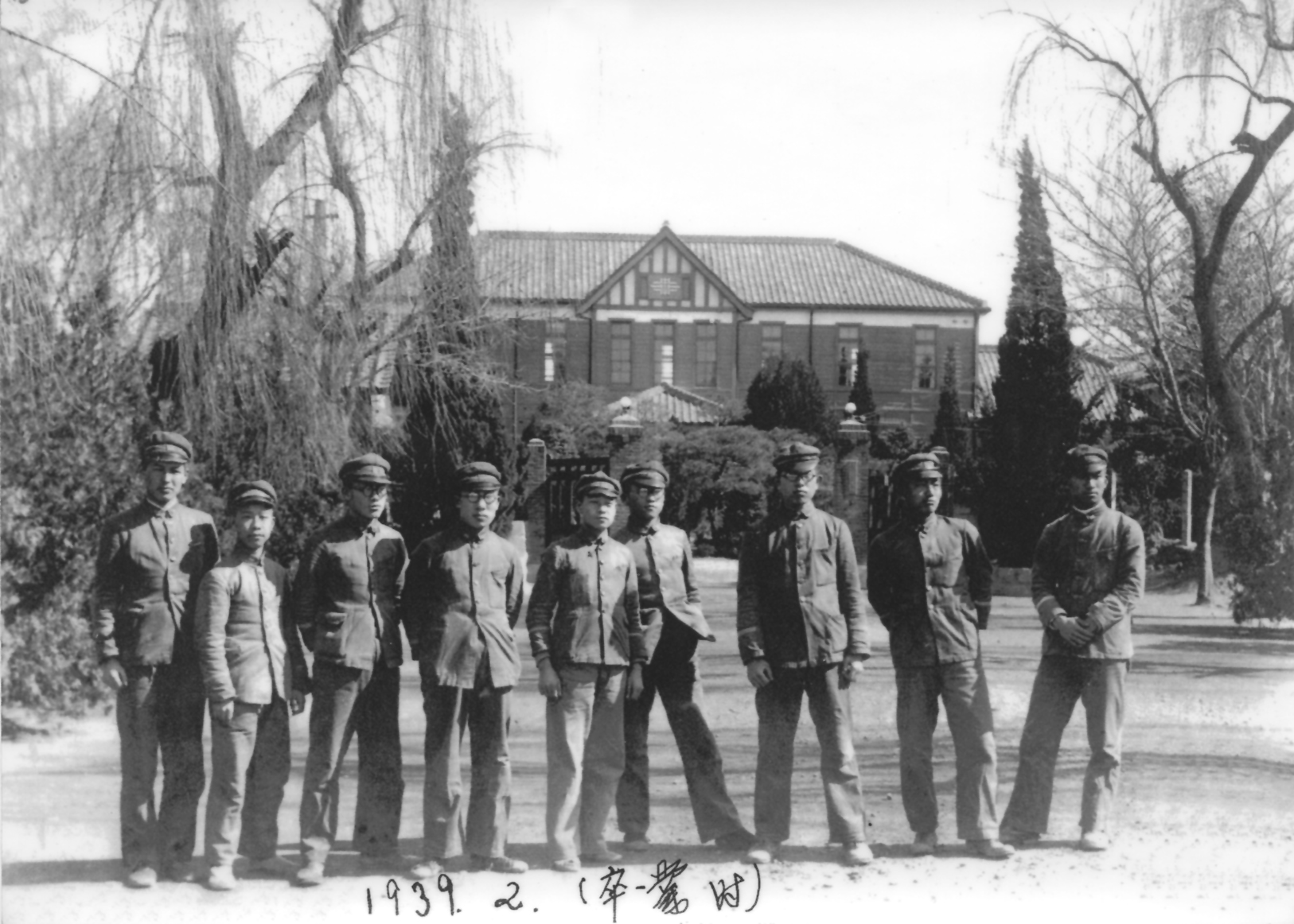 대구고등보통학교 졸업식에서 급우들과 기념촬영(오른쪽 첫 번째)
